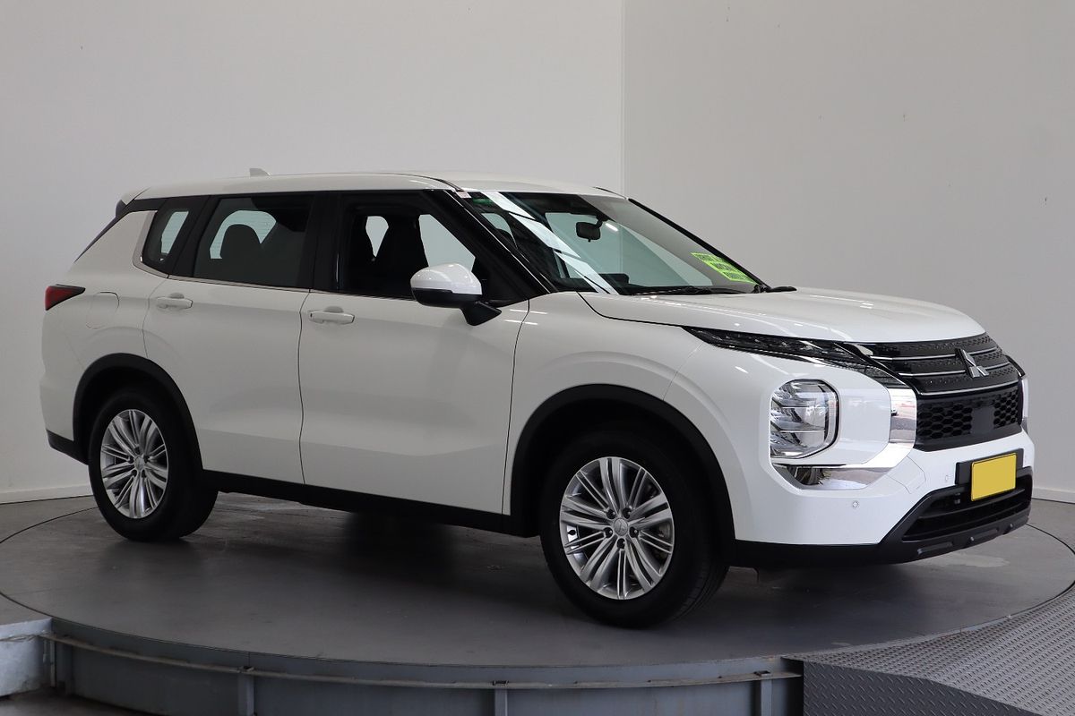 2023 Mitsubishi Outlander ES ZM