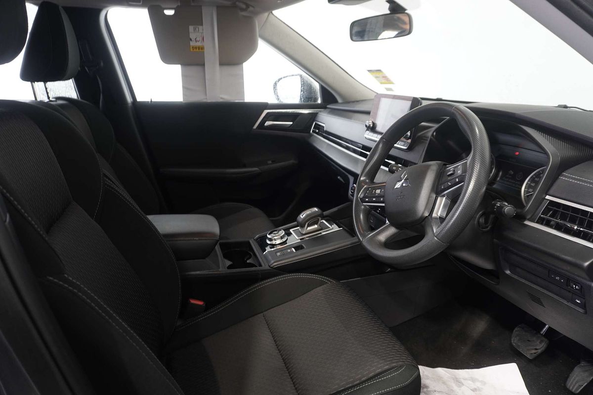2023 Mitsubishi Outlander ES ZM