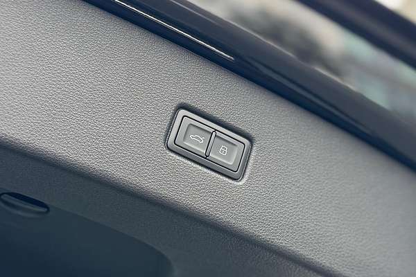 2024 Audi Q5 55 TFSI e S Line FY