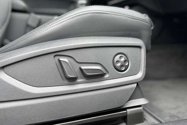 2024 Audi Q5 55 TFSI e S Line FY