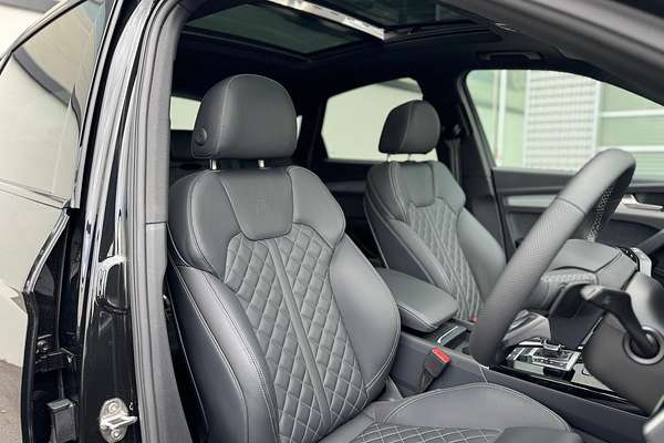 2024 Audi Q5 55 TFSI e S Line FY
