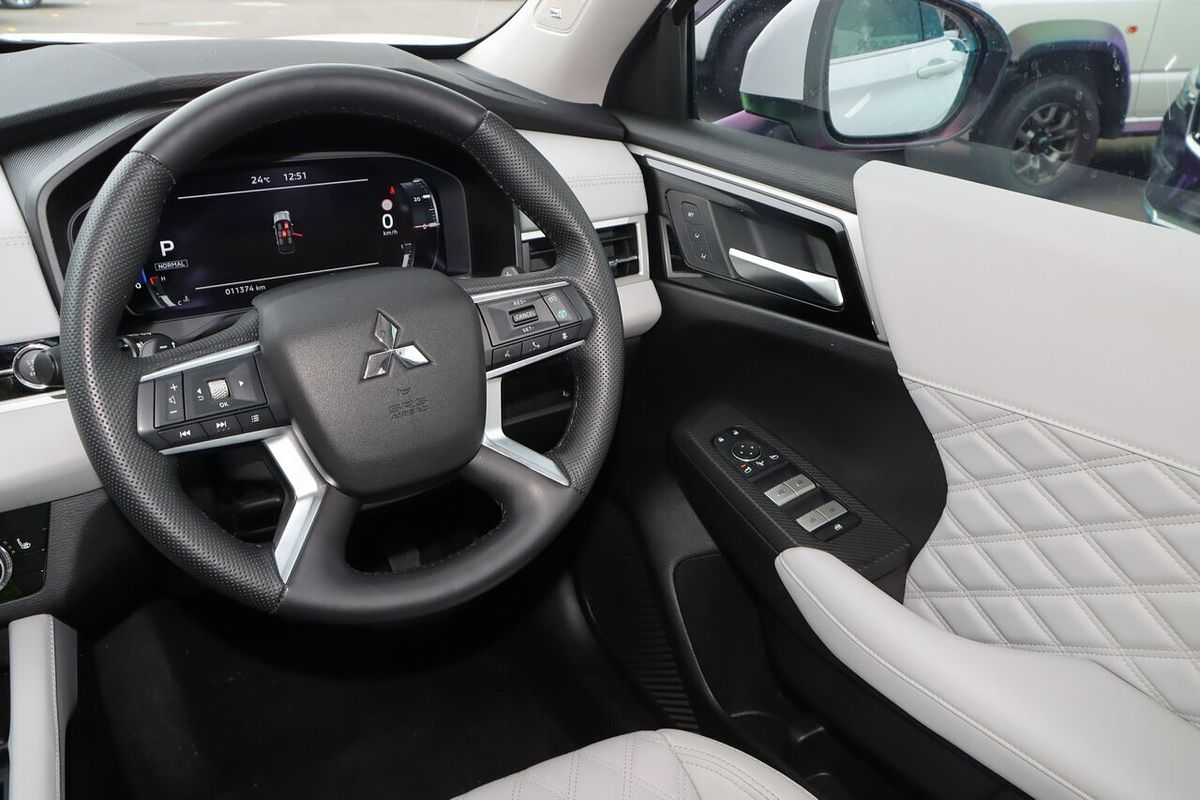 2023 Mitsubishi Outlander Exceed ZM