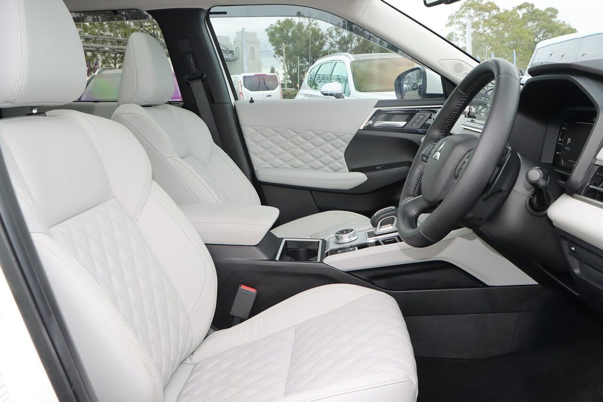 2023 Mitsubishi Outlander Exceed ZM