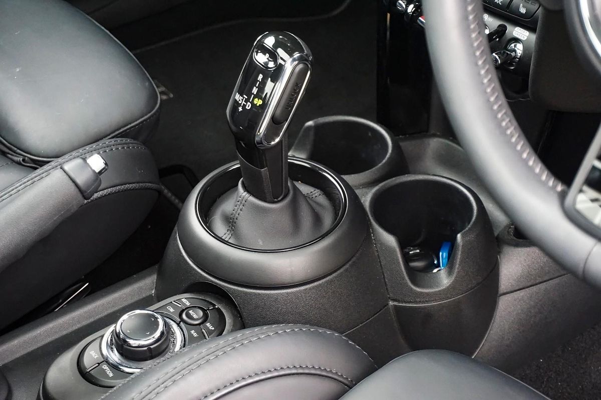 2022 MINI Hatch Cooper S MINI Yours F55 LCI-2