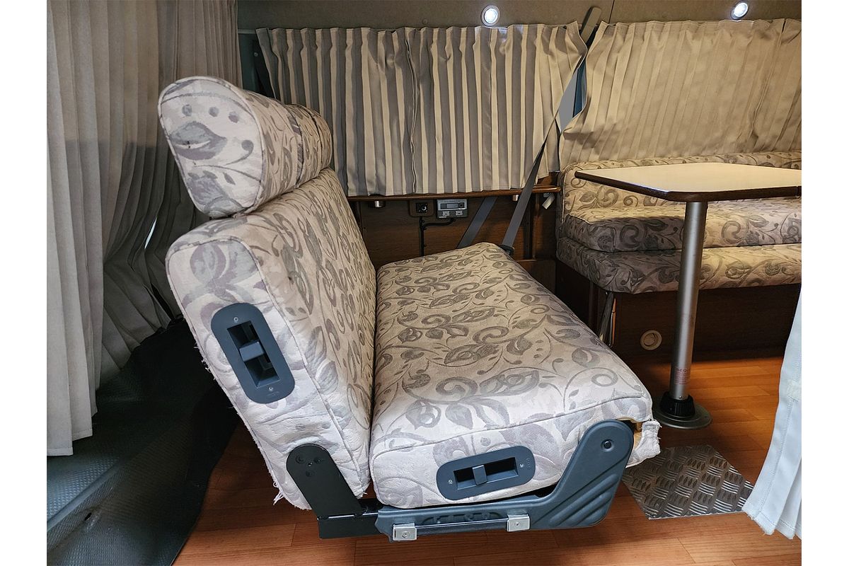 2006 Toyota Hiace Commuter TRH223R