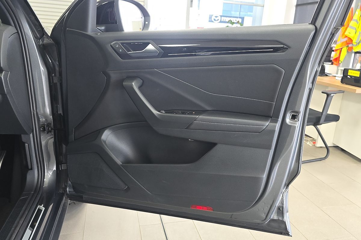 2023 Volkswagen T-Roc 140TSI R-Line D11