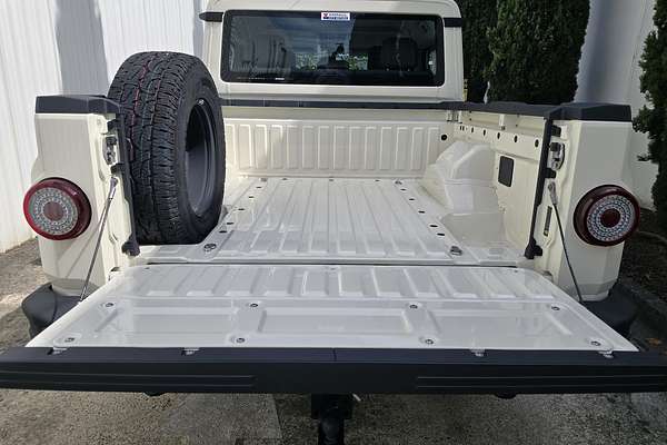 2024 INEOS Grenadier Quartermaster 4X4