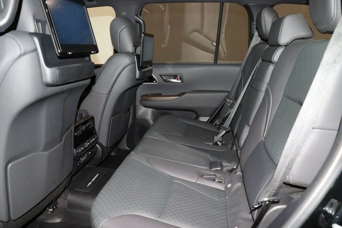 2023 Toyota Landcruiser Sahara FJA300R