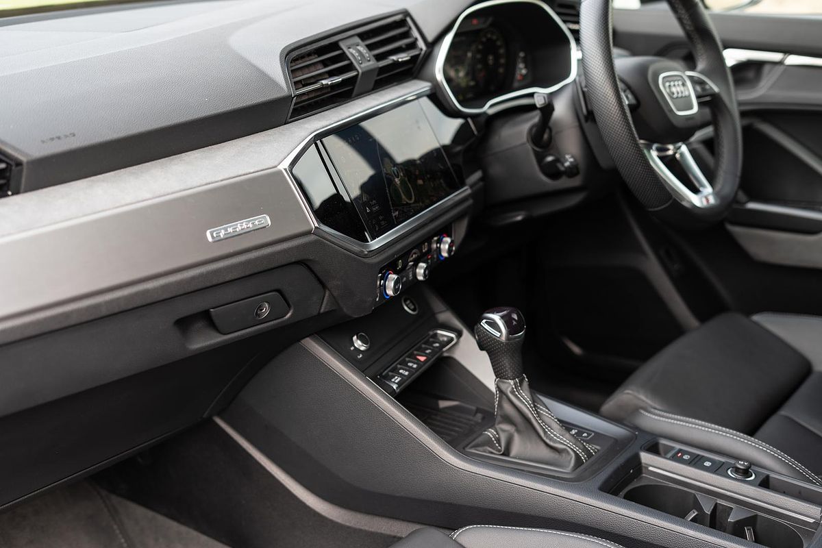 2024 Audi Q3 40 TFSI S line F3