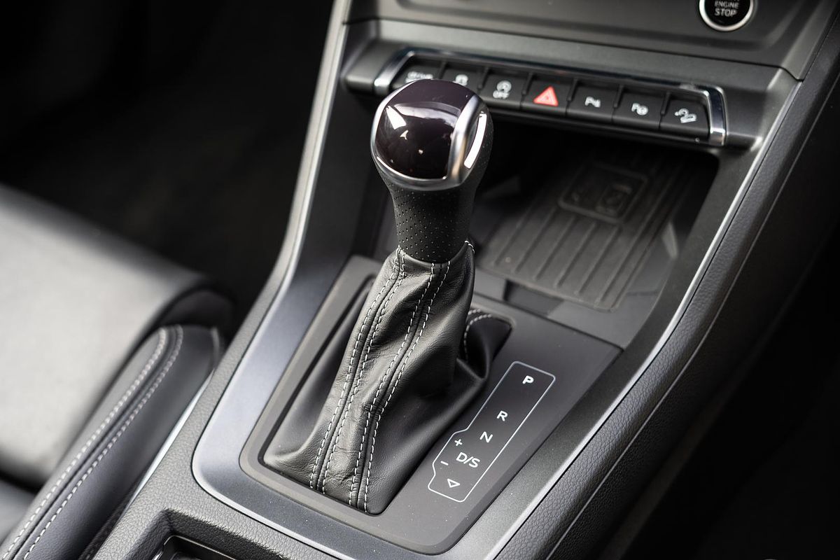 2024 Audi Q3 40 TFSI S line F3