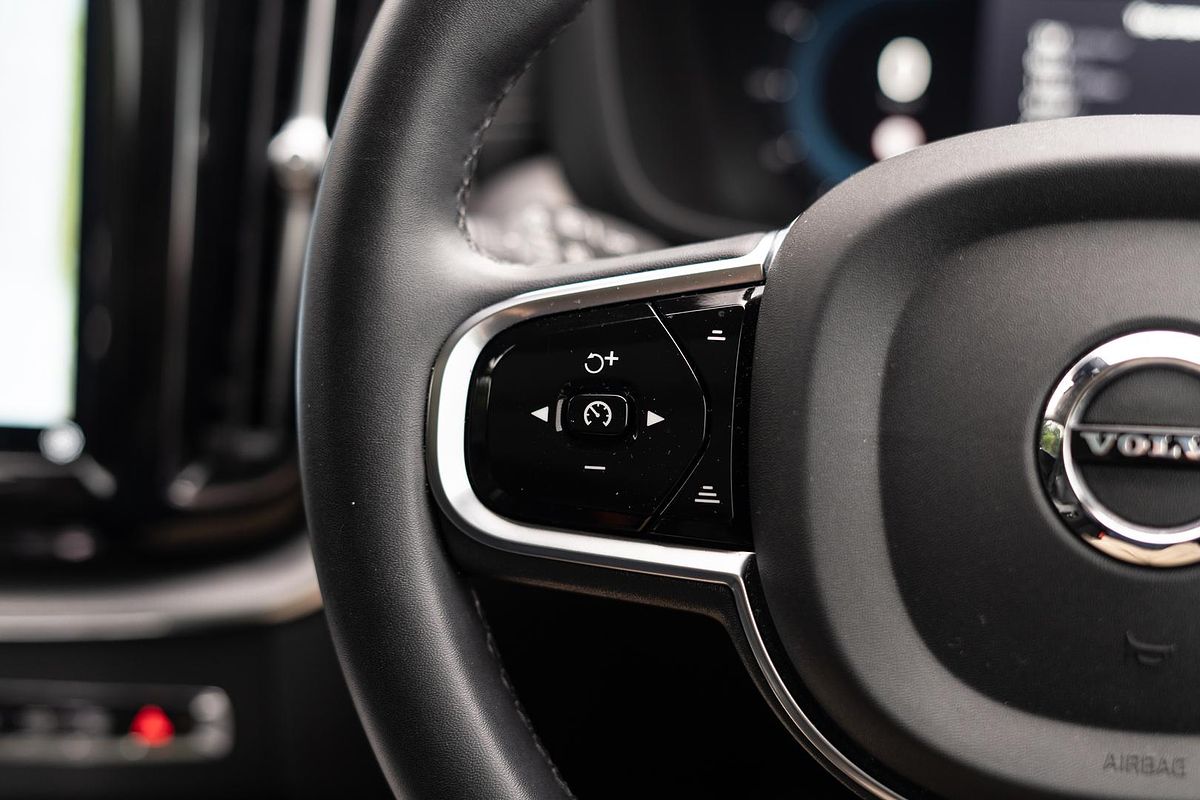 2022 Volvo XC60 Ultimate B6 Dark