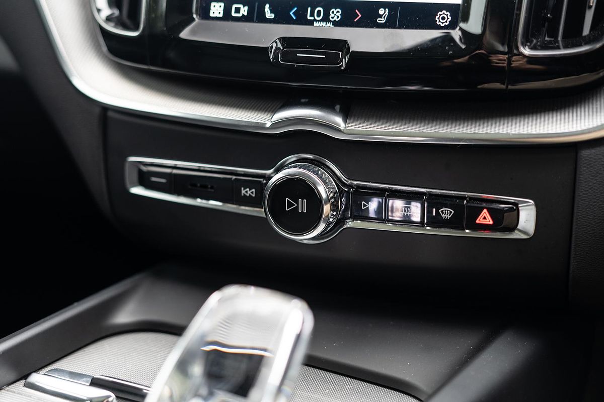 2022 Volvo XC60 Ultimate B6 Dark