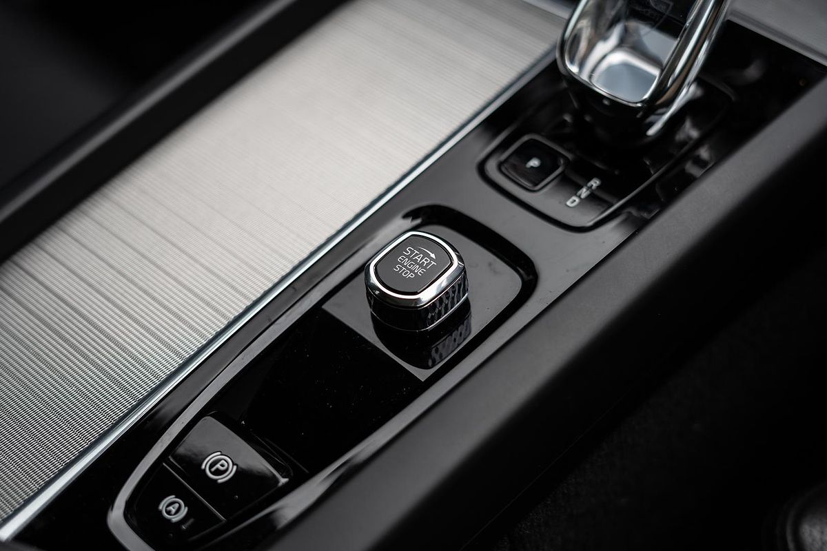 2022 Volvo XC60 Ultimate B6 Dark