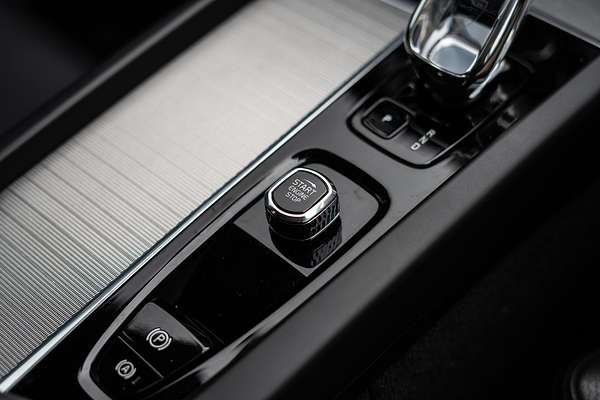 2022 Volvo XC60 Ultimate B6 Dark