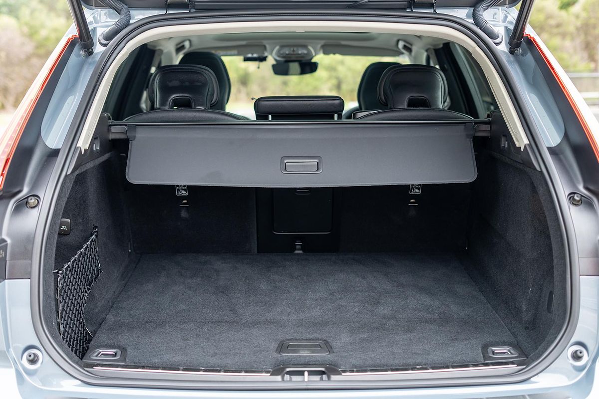 2022 Volvo XC60 Ultimate B6 Dark