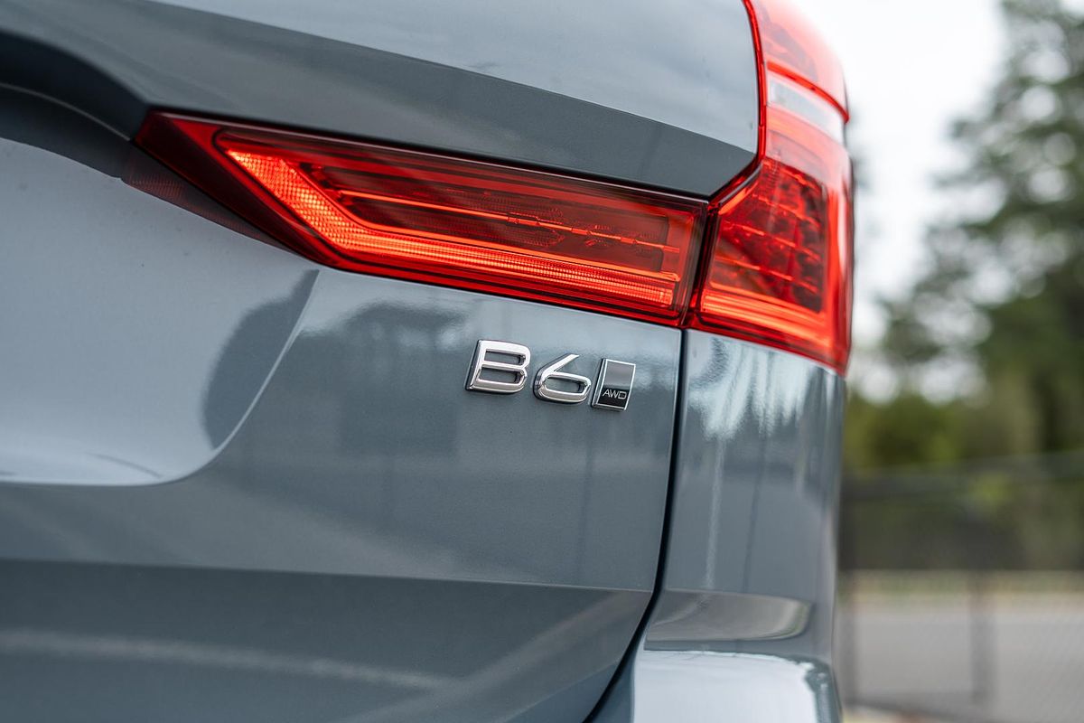 2022 Volvo XC60 Ultimate B6 Dark