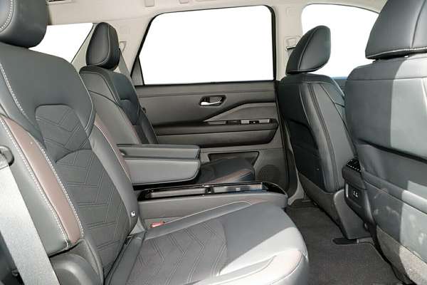 2023 Nissan Pathfinder Ti-L R53
