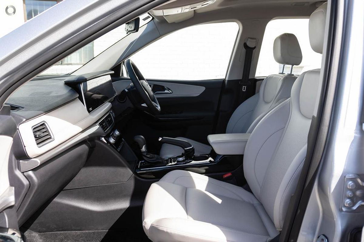 2024 Mahindra XUV700 AX7