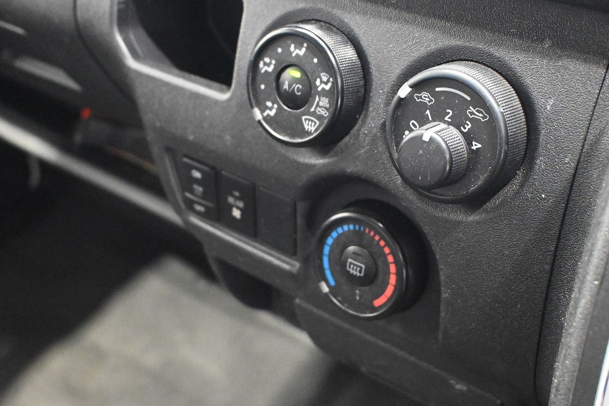 2017 Toyota Hiace bus 7N41130D0