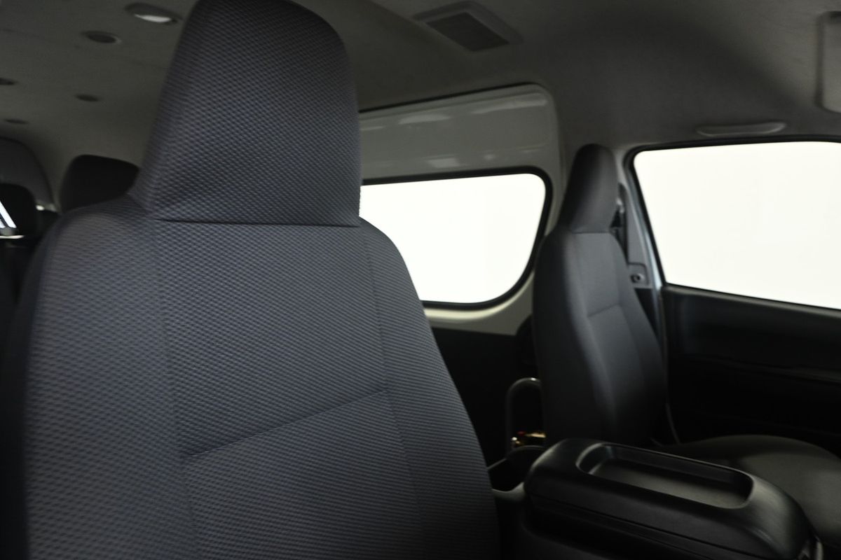 2017 Toyota Hiace bus 7N41130D0