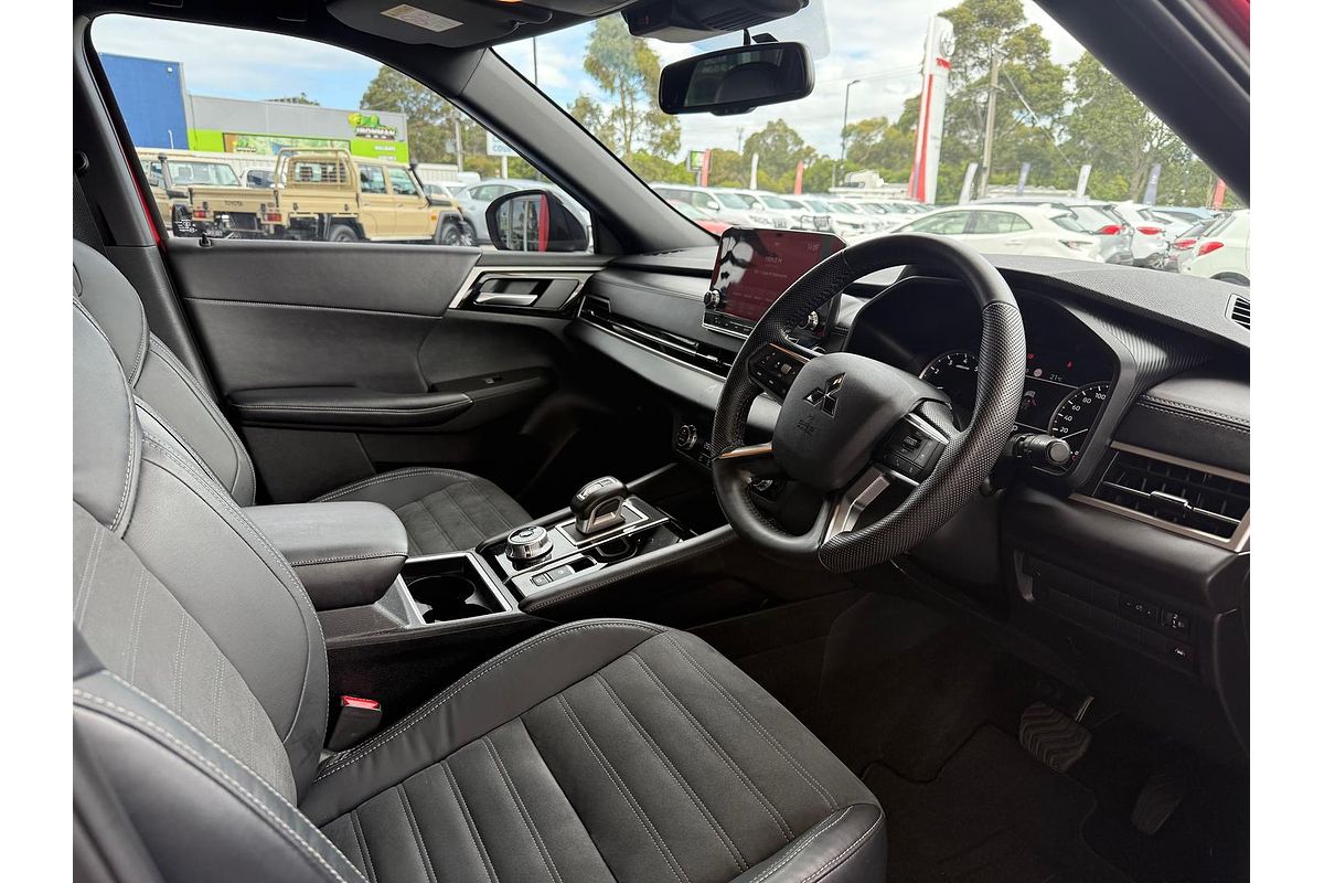 2023 Mitsubishi Outlander LS Black Edition ZM