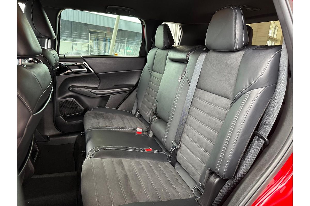 2023 Mitsubishi Outlander LS Black Edition ZM