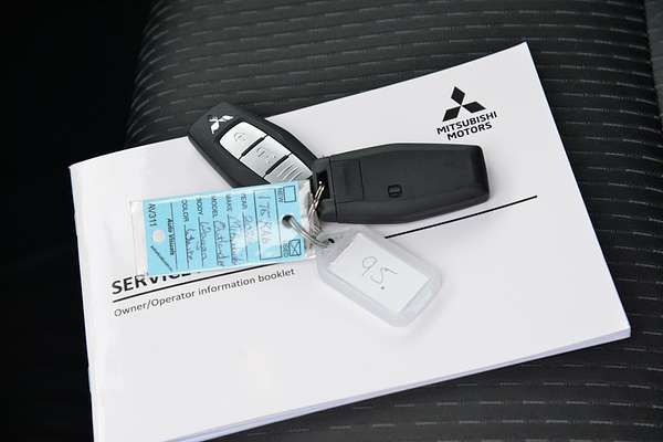 2024 Mitsubishi Outlander LS ZM