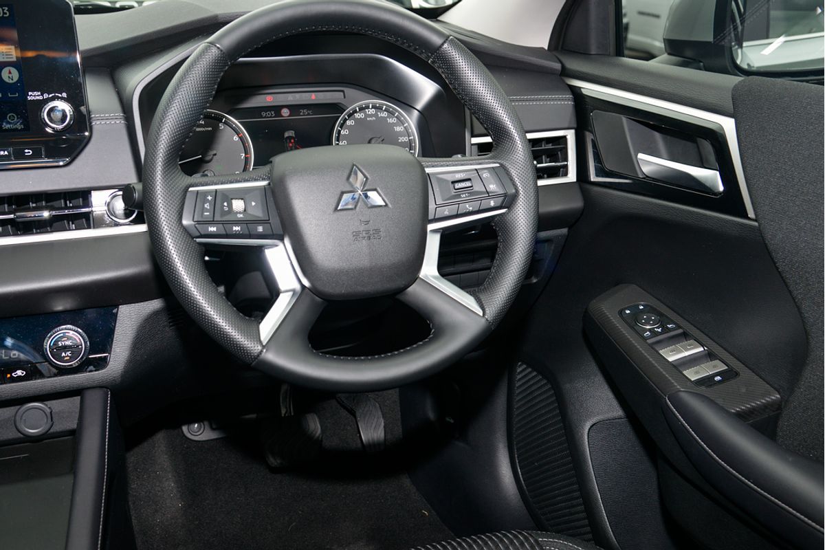 2024 Mitsubishi Outlander LS ZM
