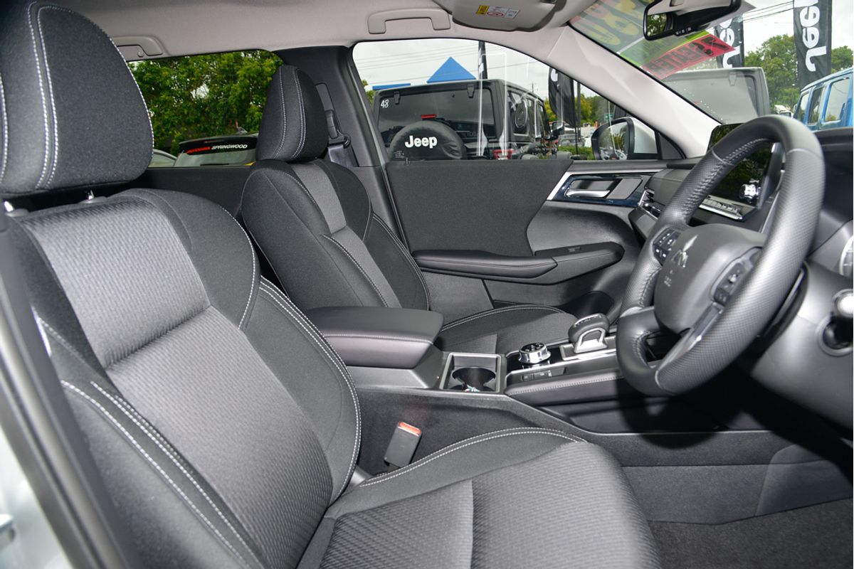 2024 Mitsubishi Outlander LS ZM