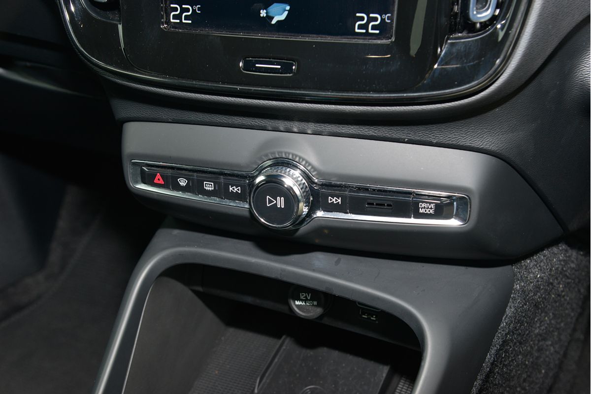 2022 Volvo XC40 T5 R-Design