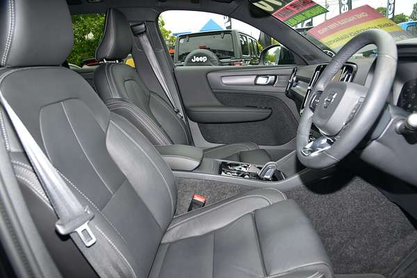 2022 Volvo XC40 T5 R-Design