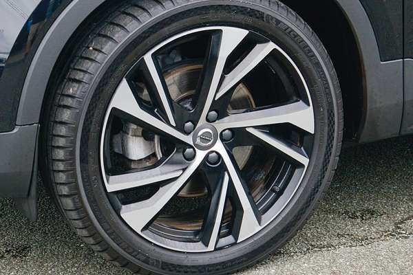 2022 Volvo XC40 T5 R-Design