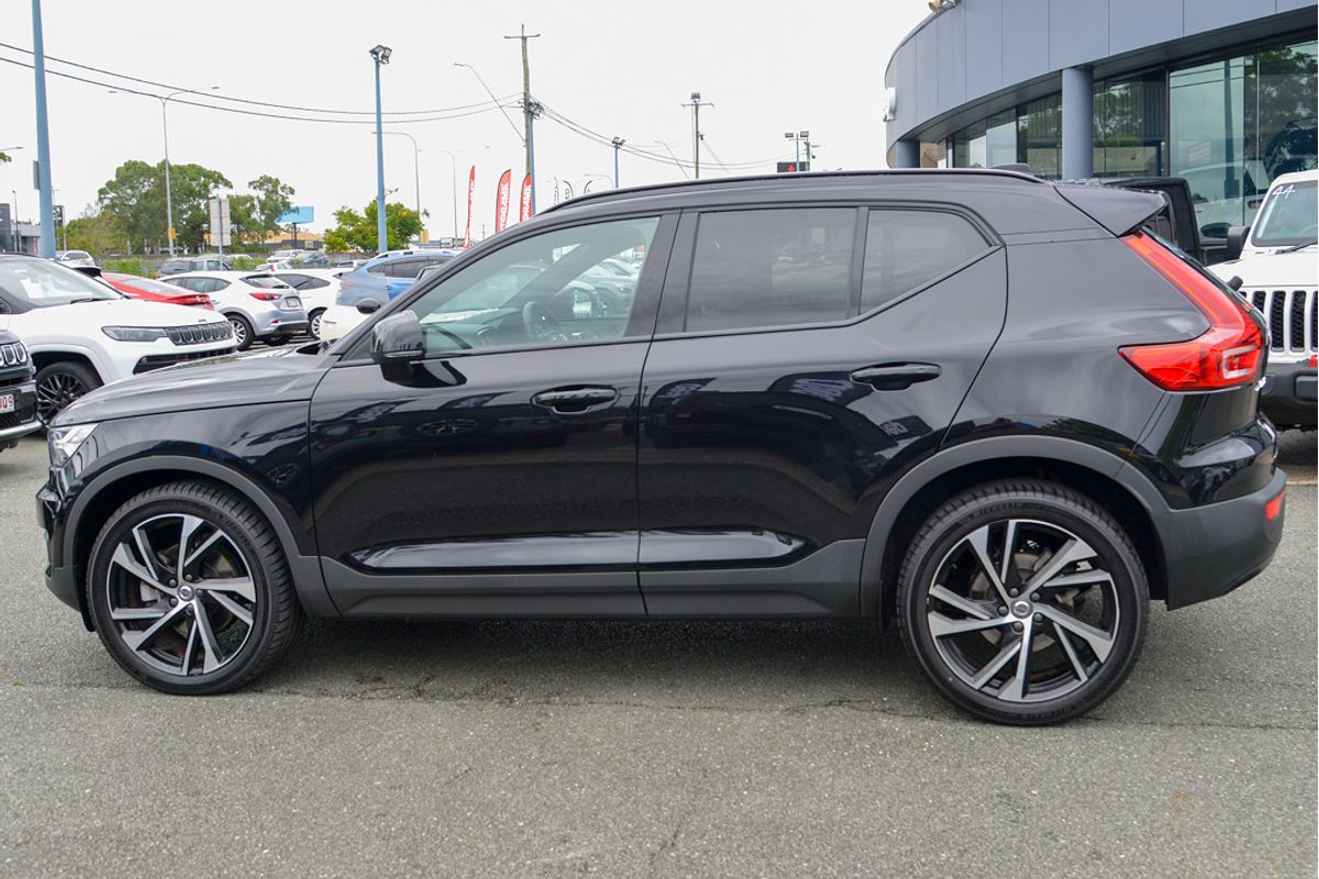 2022 Volvo XC40 T5 R-Design