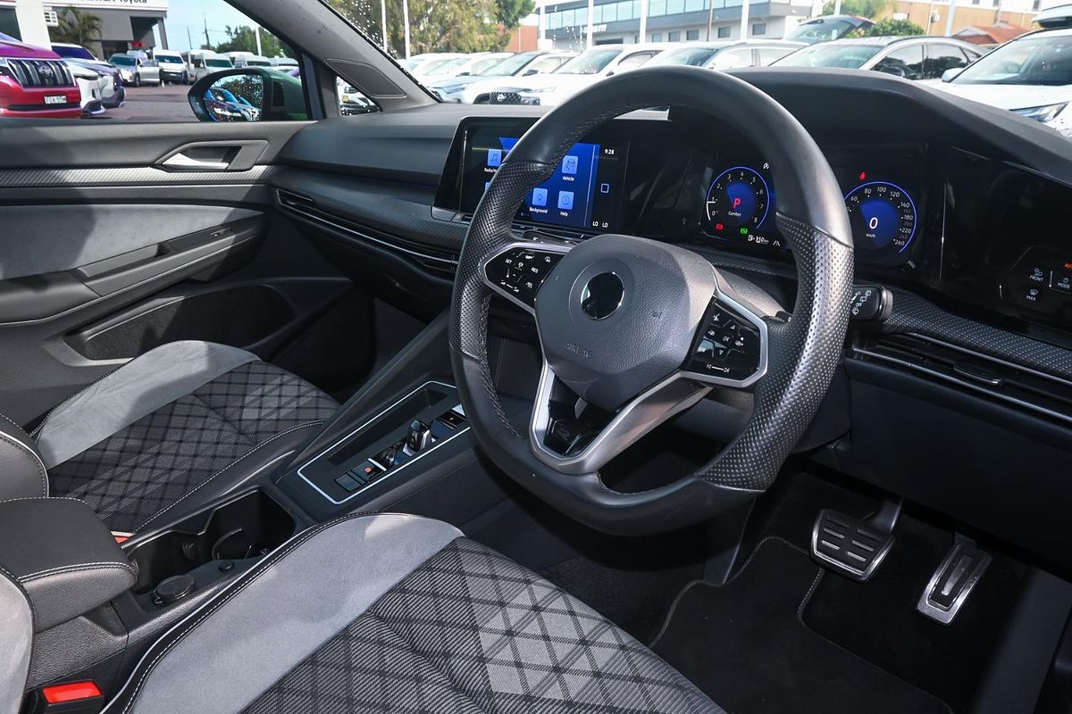 2022 Volkswagen Golf 110TSI R-Line 8