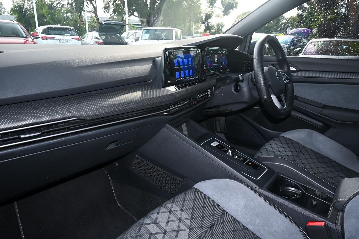 2022 Volkswagen Golf 110TSI R-Line 8
