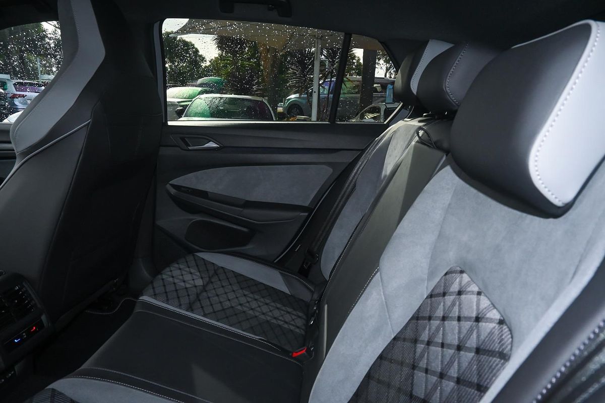 2022 Volkswagen Golf 110TSI R-Line 8