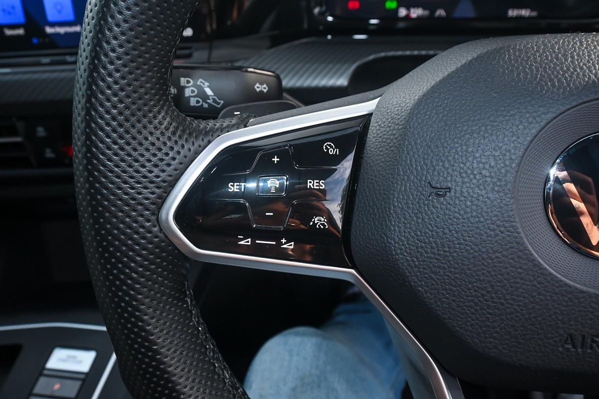 2022 Volkswagen Golf 110TSI R-Line 8