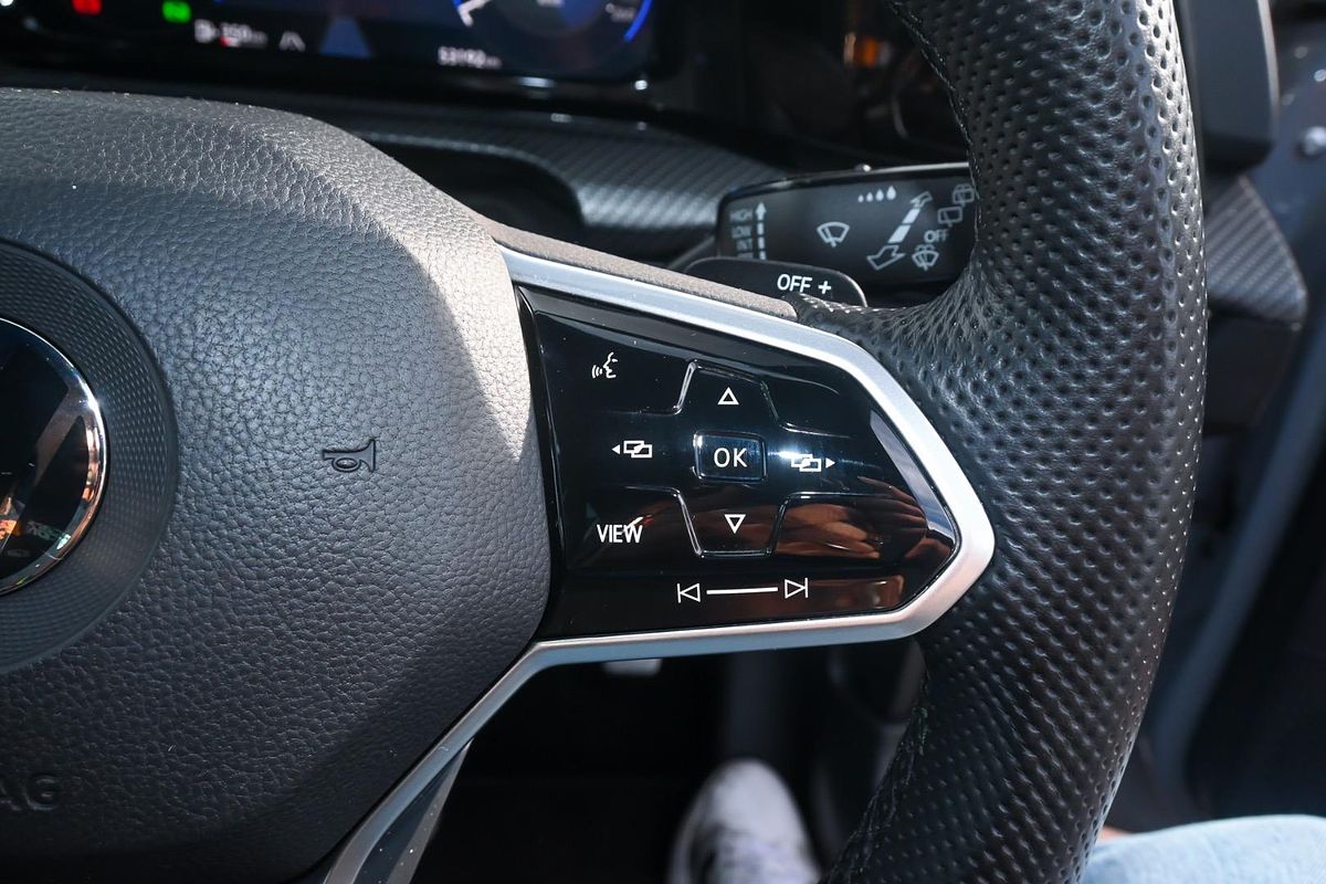 2022 Volkswagen Golf 110TSI R-Line 8
