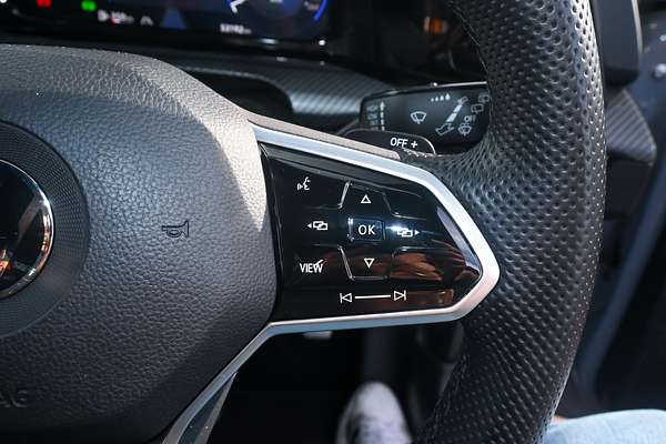 2022 Volkswagen Golf 110TSI R-Line 8