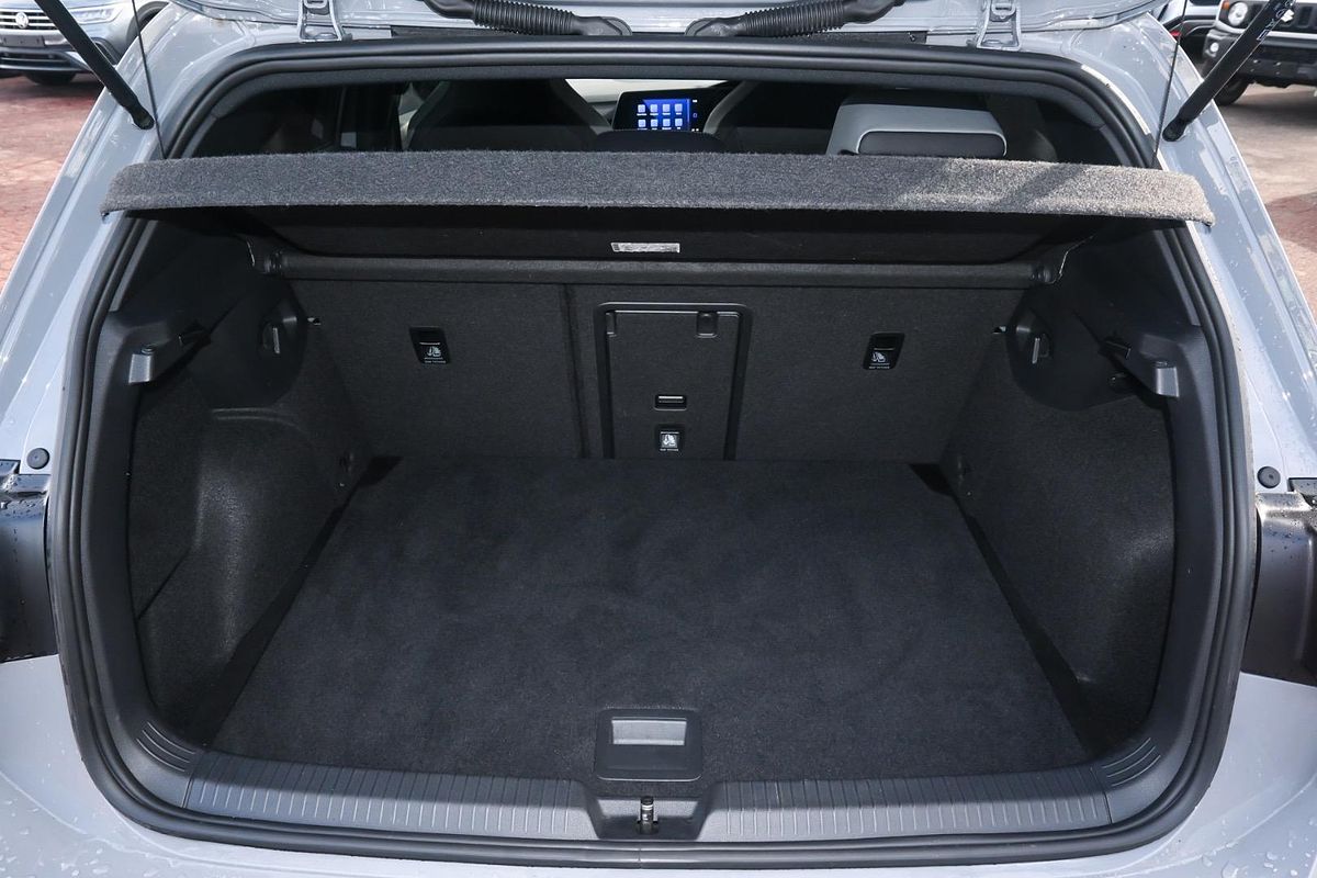 2022 Volkswagen Golf 110TSI R-Line 8