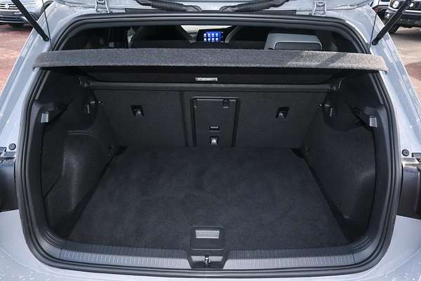 2022 Volkswagen Golf 110TSI R-Line 8