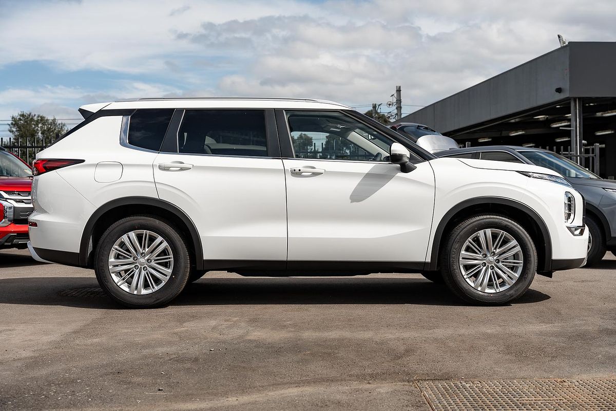 2024 Mitsubishi Outlander LS ZM