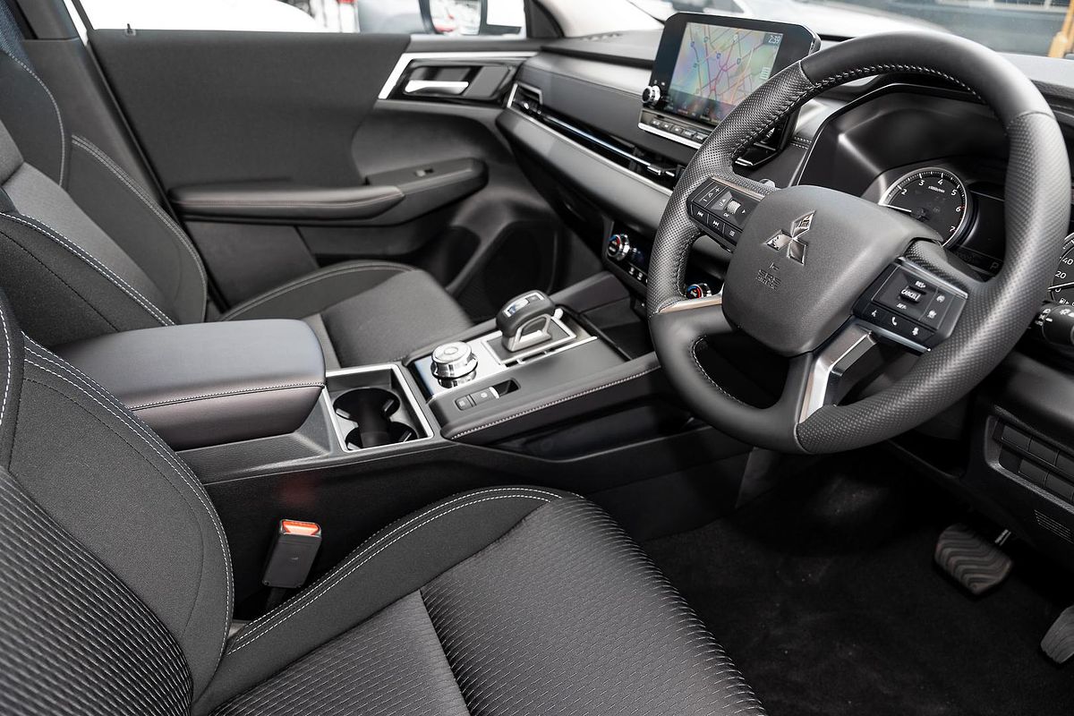 2024 Mitsubishi Outlander LS ZM