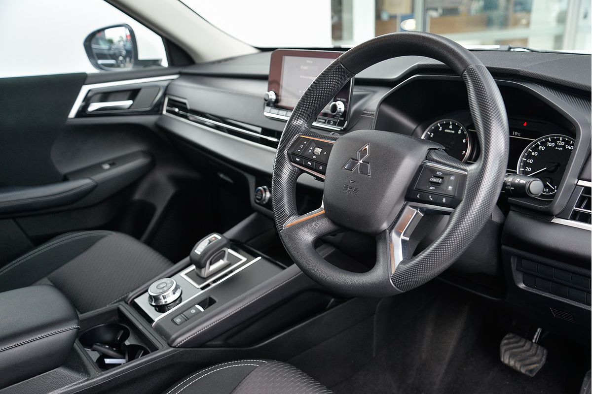 2024 Mitsubishi Outlander ES ZM
