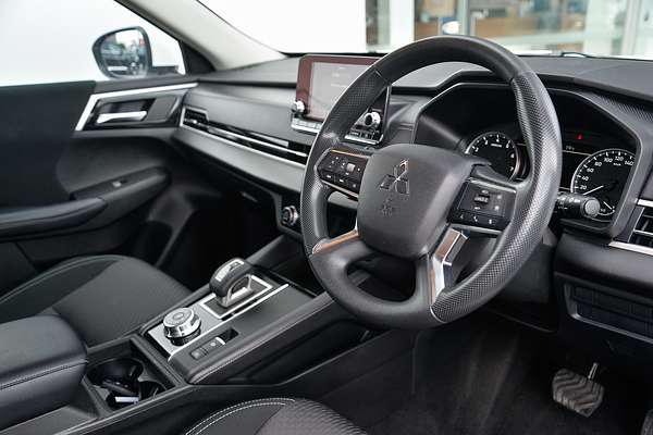 2024 Mitsubishi Outlander ES ZM