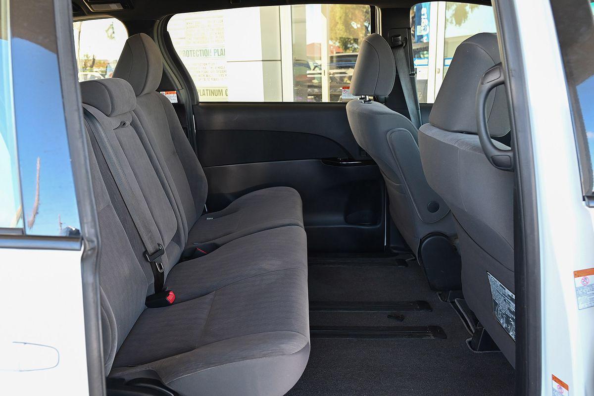 2017 Toyota Tarago GLi ACR50R