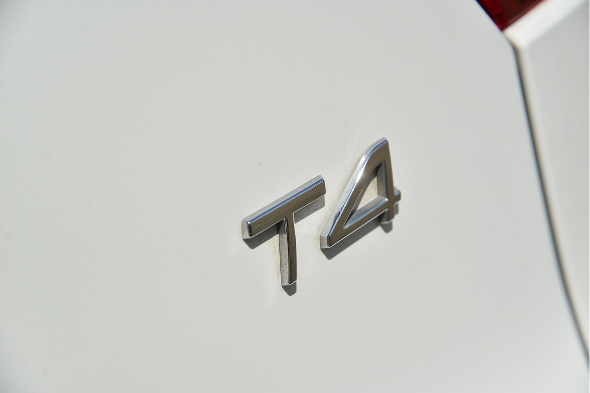 2020 Volvo XC40 T4 Momentum