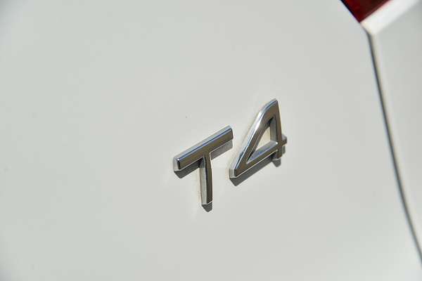 2020 Volvo XC40 T4 Momentum