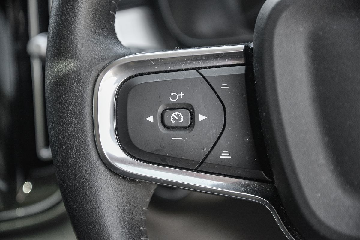 2020 Volvo XC40 T4 Momentum