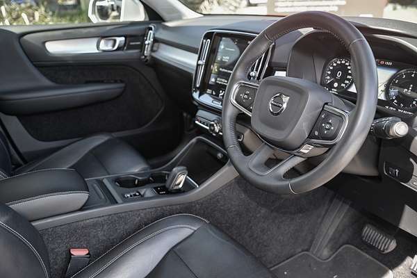 2020 Volvo XC40 T4 Momentum